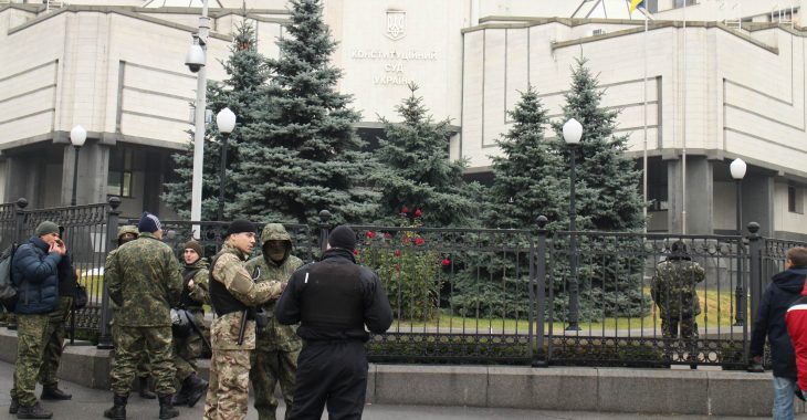 Под КСУ прошел митинг против отмены закона «О люстрации» Под КСУ прошел митинг против отмены закона «О люстрации»