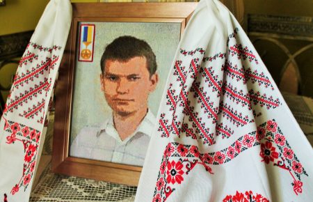 Пенсионерка из Артемовска вышила портрет Героя Украины Дмитрия Чернявского