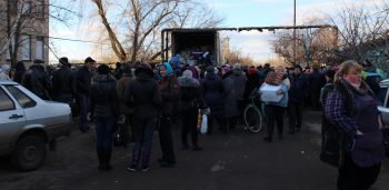 В Станице Луганской дерутся за гуманитарную помощь