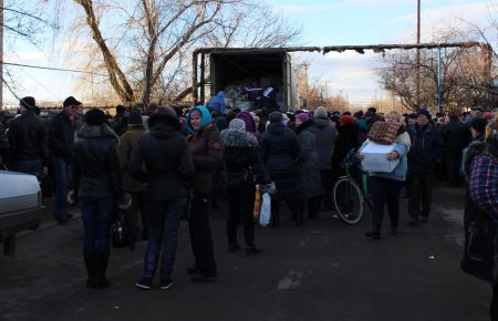 В Станице Луганской дерутся за гуманитарную помощь