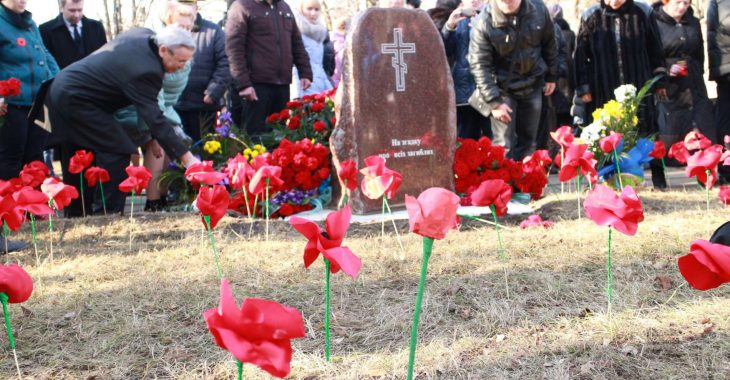 Жители Краматорска вспоминают жертв обстрела 10 февраля 2015 года Жители Краматорска вспоминают жертв обстрела 10 февраля 2015 года