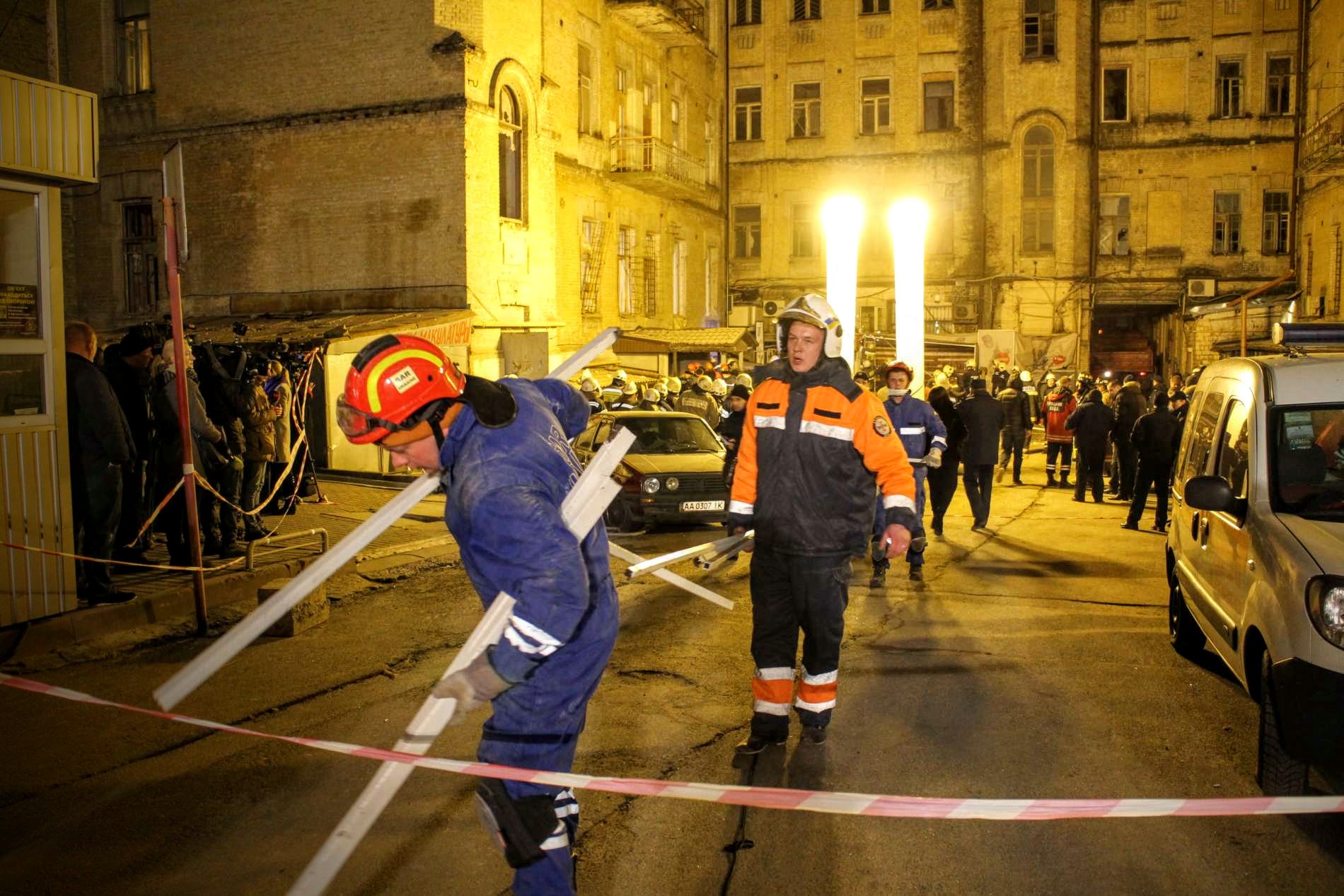 З-під заваленого будинку у Києві дістали шістьох людей, пошуки продовжуються