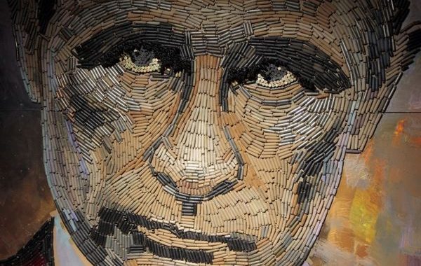 Українська художниця возить по світу картину Путіна, викладену із гільз Українська художниця возить по світу картину Путіна, викладену із гільз