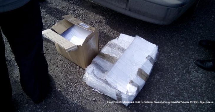 Прикордонники затримали чоловіка, який віз банківські картки різних людей Прикордонники затримали чоловіка, який віз банківські картки різних людей