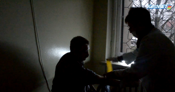 Жители Керчи сдавали анализы крови, подсвечивая фонариком