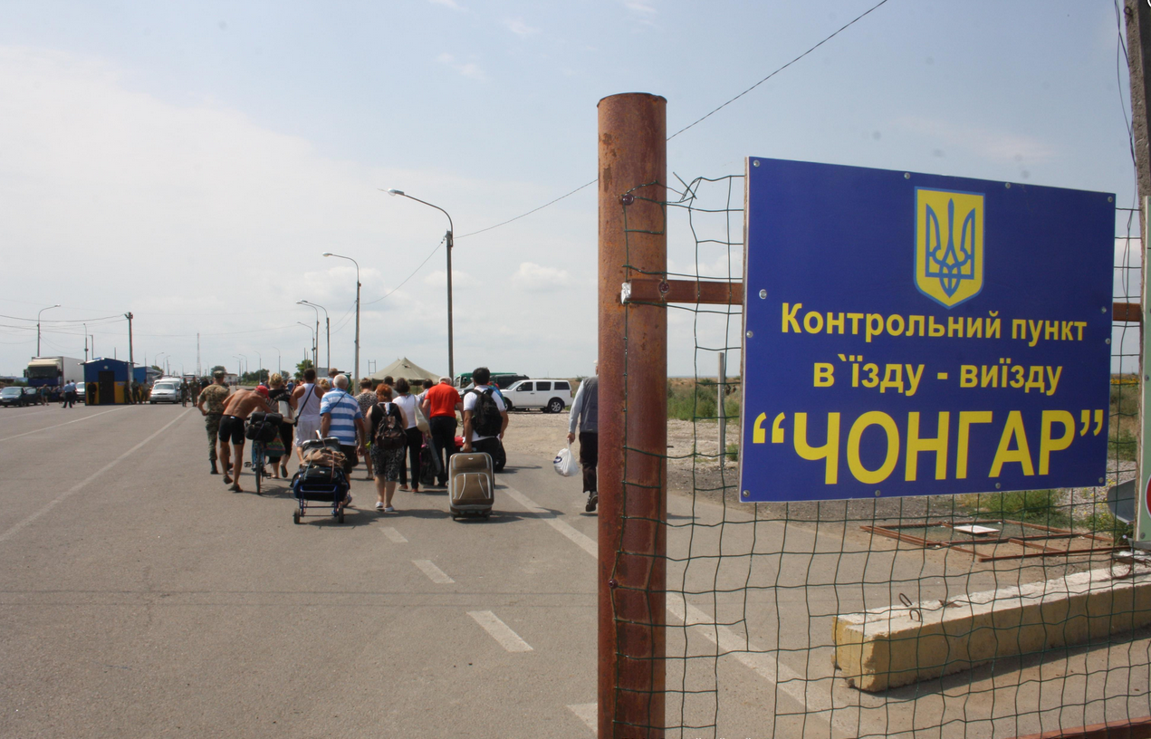 Военных на границе с Крымом экипируют активисты из Николаева