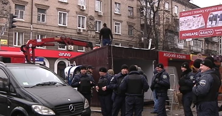 Дніпропетровці рятують дитячий майданчик від кіосків Дніпропетровці рятують дитячий майданчик від кіосків