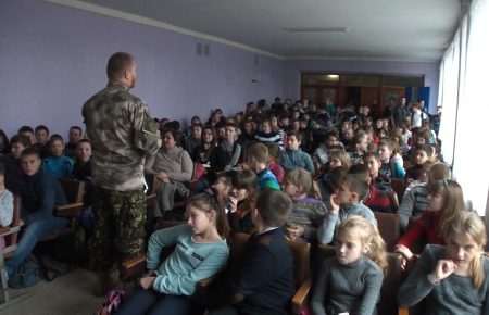 "Хлопчик до школи приніс снаряд" — лекції про мінну небезпеку на Донеччині
