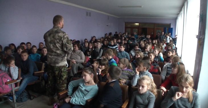 "Хлопчик до школи приніс снаряд" — лекції про мінну небезпеку на Донеччині "Хлопчик до школи приніс снаряд" — лекції про мінну небезпеку на Донеччині