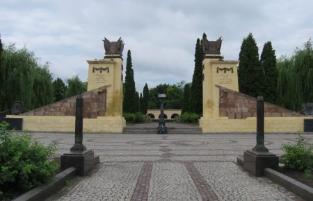У Львові намагались знести пам’ятник письменнику Тудору: є постраждалі