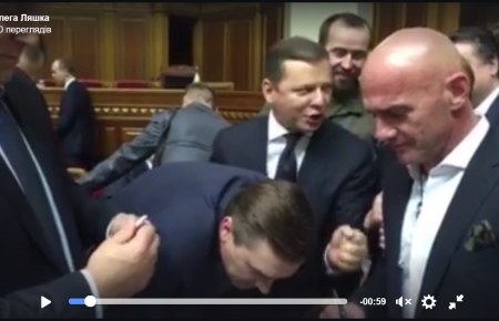 Депутати стали в чергу, щоб поставити підписи за відставку Шокіна