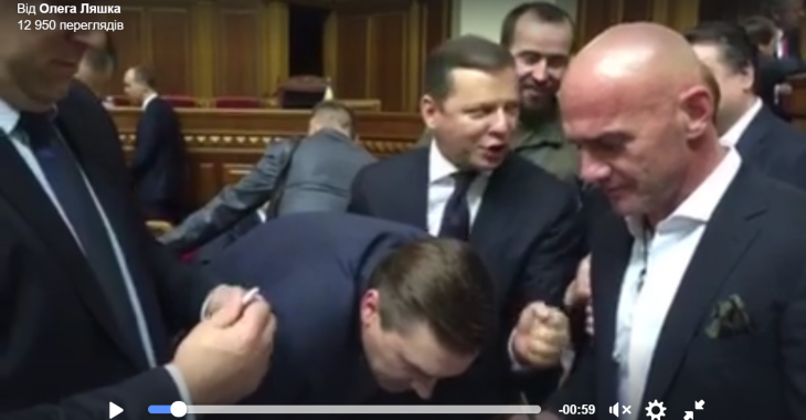 Депутати стали в чергу, щоб поставити підписи за відставку Шокіна Депутати стали в чергу, щоб поставити підписи за відставку Шокіна