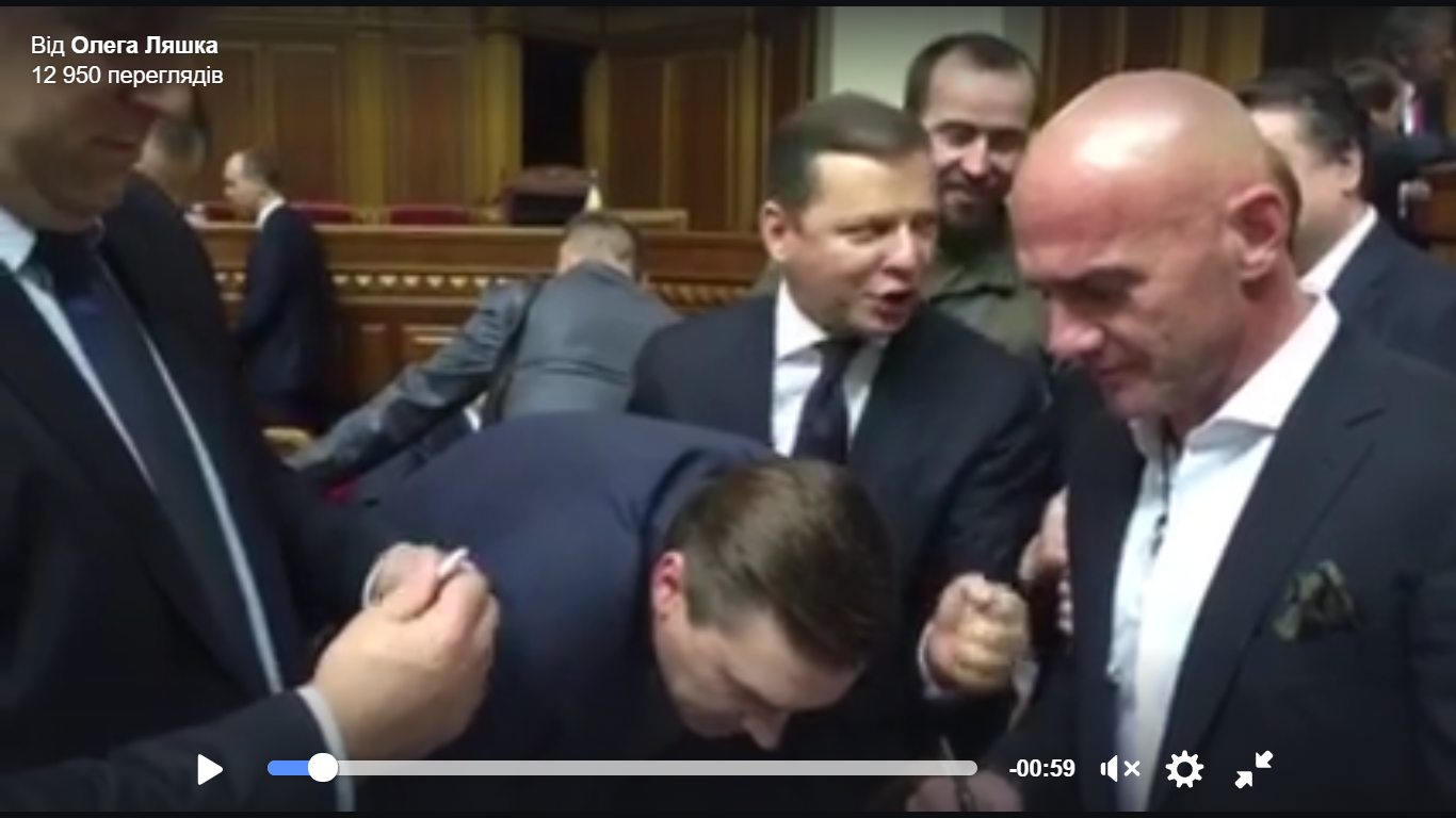 Депутати стали в чергу, щоб поставити підписи за відставку Шокіна
