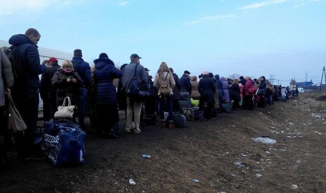 На Донеччині кілометрові черги на блокпостах, люди ночували серед поля На Донеччині кілометрові черги на блокпостах, люди ночували серед поля
