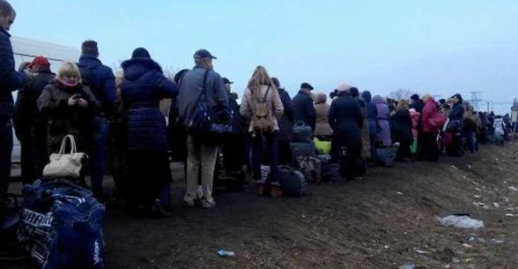 Черга на КПВВ «Зайцево»: чотириста метрів за чотири години Черга на КПВВ «Зайцево»: чотириста метрів за чотири години