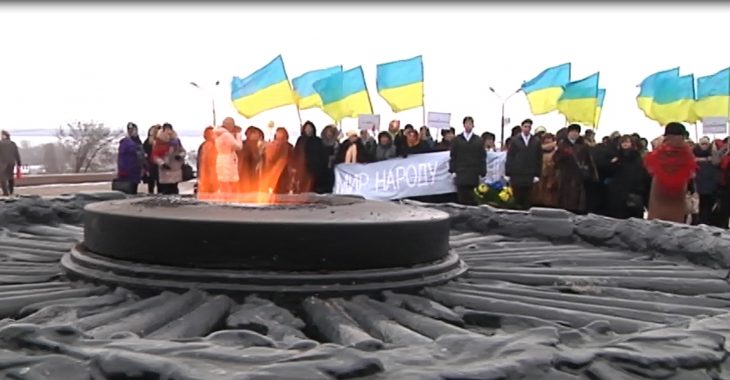 У Дніпропетровську жінки провели мітинг проти війни на Донбасі У Дніпропетровську жінки провели мітинг проти війни на Донбасі