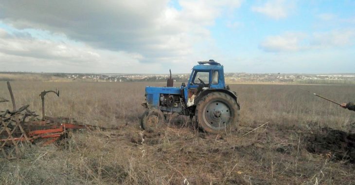 Під Маріуполем на вибухівці бойовиків підірвався тракторист Під Маріуполем на вибухівці бойовиків підірвався тракторист