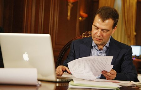 Из-за угрозы безопасности депутаты Думы попросили Медведева запретить Windows 10