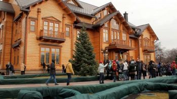 «Хабарі приносилися до 12 млн. доларів», — журналіст про гроші Януковича «Хабарі приносилися до 12 млн. доларів», — журналіст про гроші Януковича