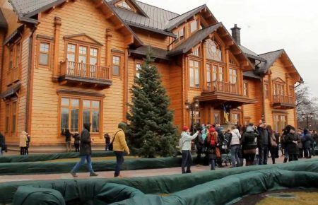 «Хабарі приносилися до 12 млн. доларів», — журналіст про гроші Януковича