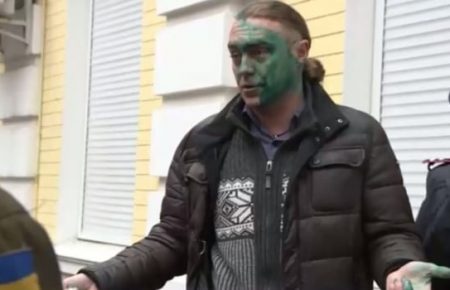 Біля будівлі суду облили зеленкою екс-нардепа Мірошниченка