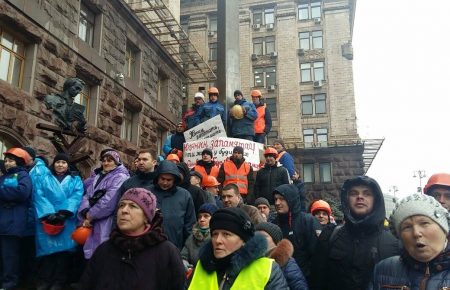 Під КМДА будівельники виступають проти зупинення активістами забудов