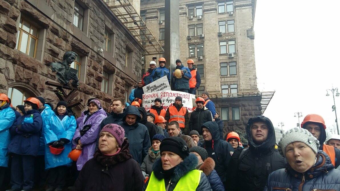 Під КМДА будівельники виступають проти зупинення активістами забудов