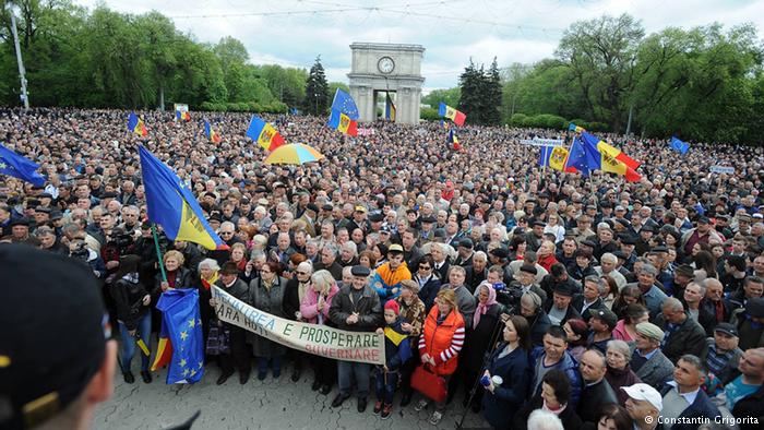 В Кишеневе проходит самый масштабный митинг за последние 20 лет — люди требуют отставки правительства