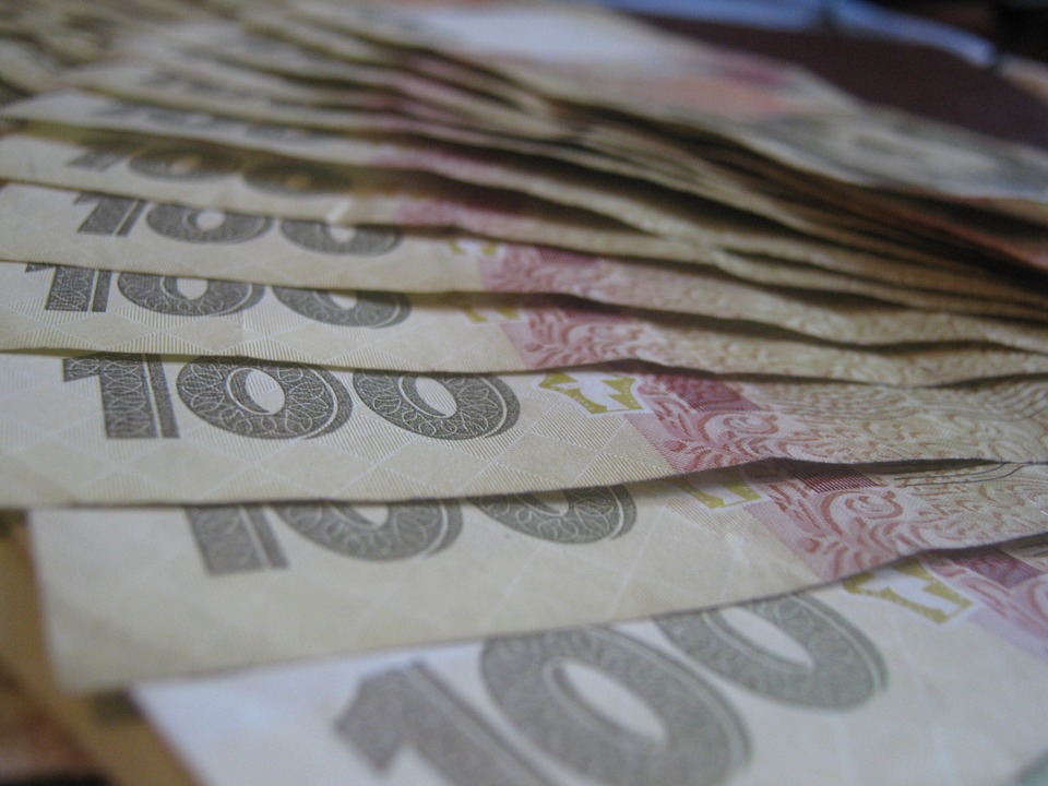 У Москві з’явилися купюри, вкрадені з банкоматів Донбасу — Forbes