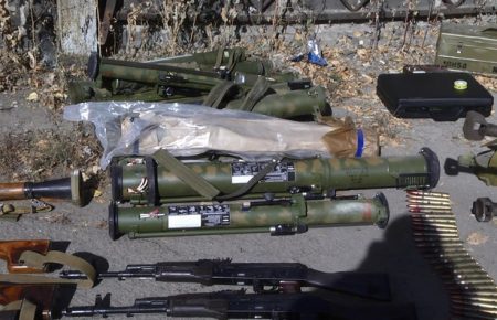 У Луганську бойовики знайшли схрон зброї у занедбаному гаражі