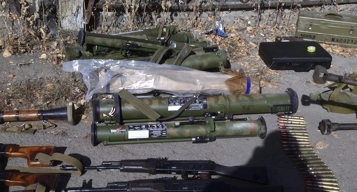 У Луганську бойовики знайшли схрон зброї у занедбаному гаражі У Луганську бойовики знайшли схрон зброї у занедбаному гаражі