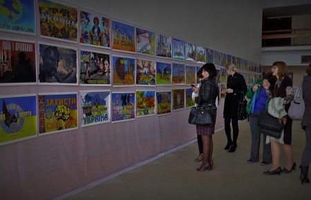 Боець АТО на Донеччині відкрив виставку своїх картин та плакатів