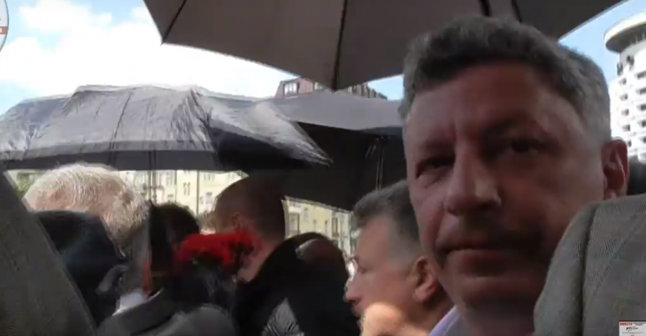 Нардепа від «Опоблока» Юрія Бойка під час покладання квітів облили водою Нардепа від «Опоблока» Юрія Бойка під час покладання квітів облили водою