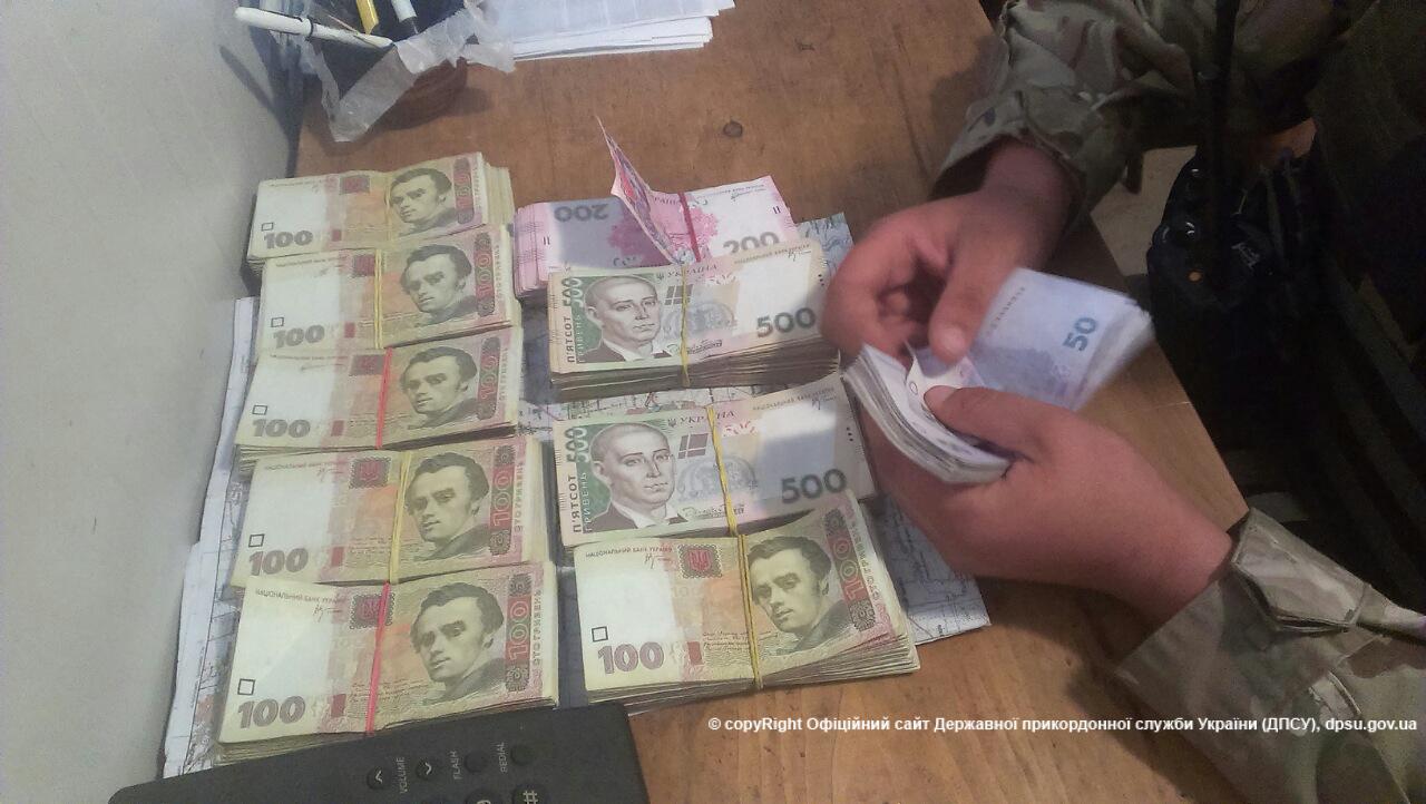 Контрабанда на Донбасі: 500 літрів алкоголю та гроші під капотом