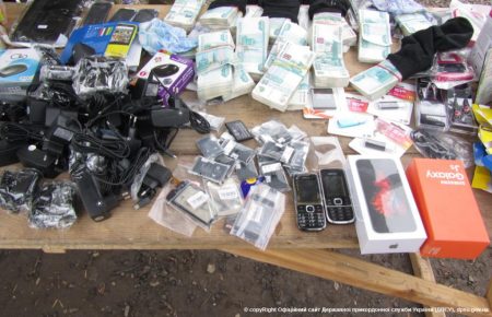 Пенсіонери під одягом везли контрабанду грошей і техніки в Донецьк