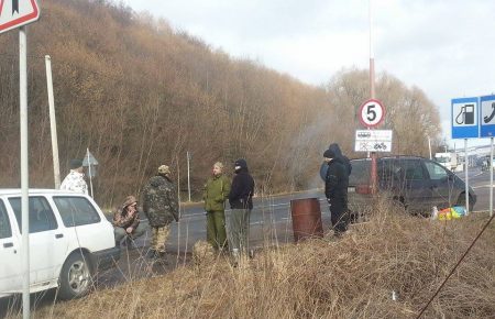 На Закарпатті будують блок-пости і блокують в’їзд російських вантажівок