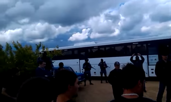 В Крыму из мечети в полицию силовики вывезли более ста мусульман В Крыму из мечети в полицию силовики вывезли более ста мусульман