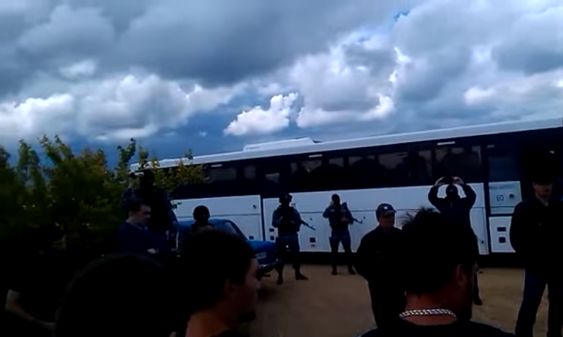 В Крыму из мечети в полицию силовики вывезли более ста мусульман
