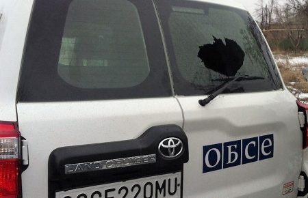 Снайпер бойовиків обстріляв машину ОБСЄ в Мар'їнці