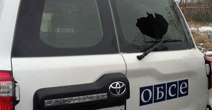 Снайпер бойовиків обстріляв машину ОБСЄ в Мар'їнці Снайпер бойовиків обстріляв машину ОБСЄ в Мар'їнці