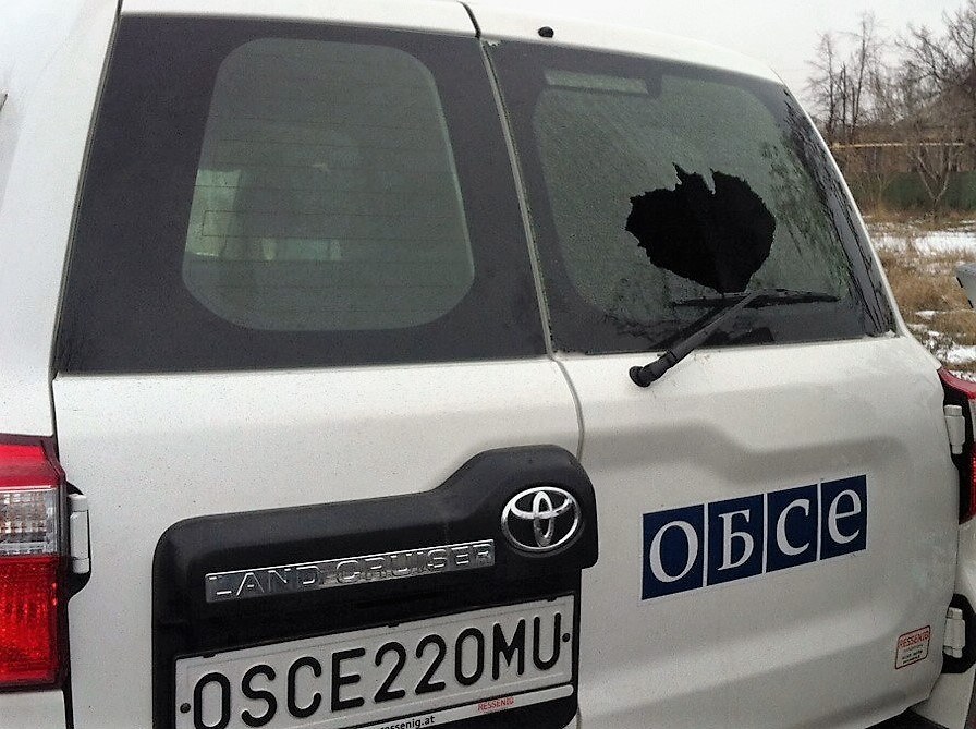 Снайпер бойовиків обстріляв машину ОБСЄ в Мар'їнці