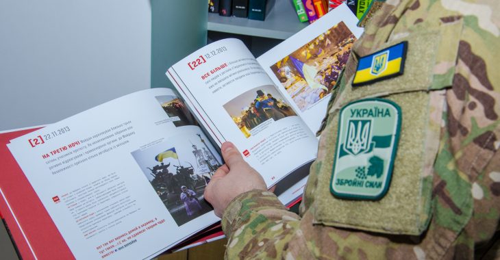 Дніпропетровці поповнюють фонд бібліотеки для бійців АТО Дніпропетровці поповнюють фонд бібліотеки для бійців АТО