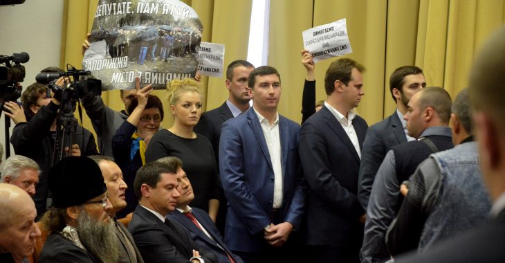 У Запоріжжі присяга новообраного мера пройшла під крики «Ганьба» У Запоріжжі присяга новообраного мера пройшла під крики «Ганьба»
