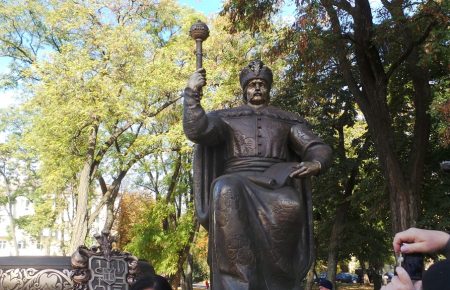 У Полтаві встановили пам’ятник Івану Мазепі
