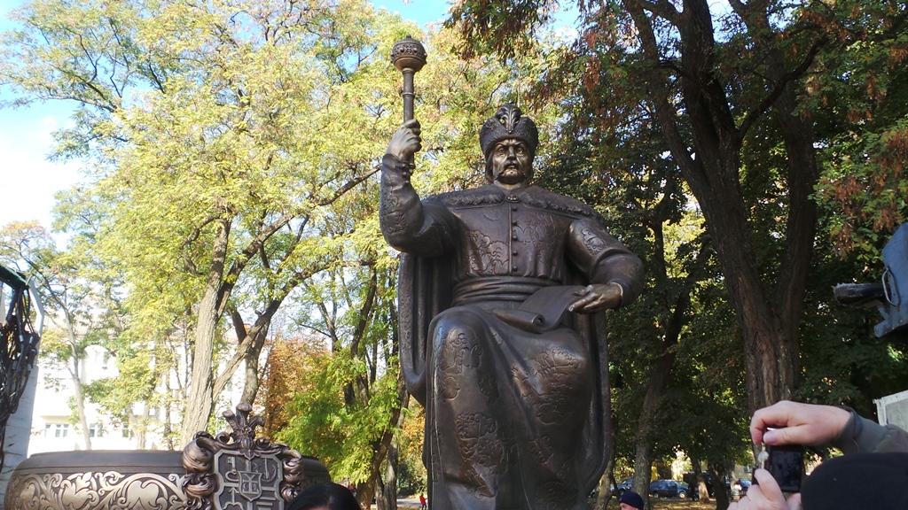 У Полтаві встановили пам’ятник Івану Мазепі
