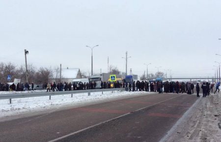 Трасу «Донецьк-Дніпропетровськ» активісти перекрили на знак протесту