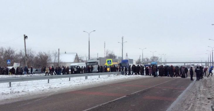 Трасу «Донецьк-Дніпропетровськ» активісти перекрили на знак протесту Трасу «Донецьк-Дніпропетровськ» активісти перекрили на знак протесту
