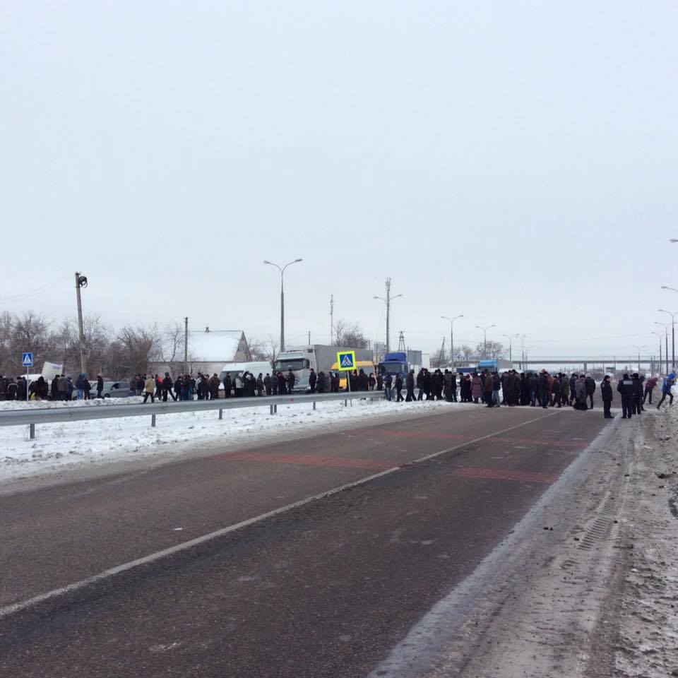 Трасу «Донецьк-Дніпропетровськ» активісти перекрили на знак протесту