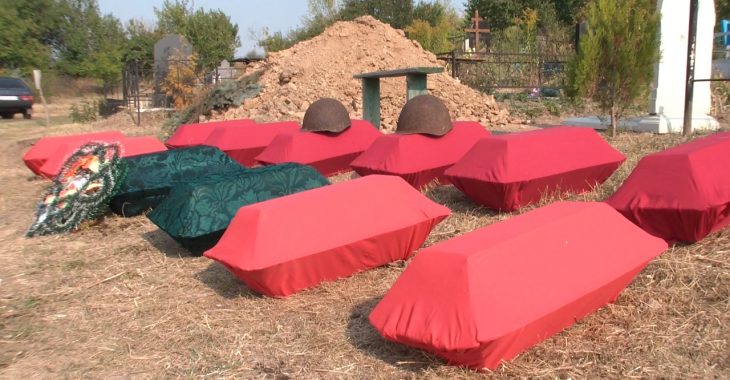 У Краматорську поховали 12 мирних мешканців, розстріляних нацистами у 1943 році У Краматорську поховали 12 мирних мешканців, розстріляних нацистами у 1943 році