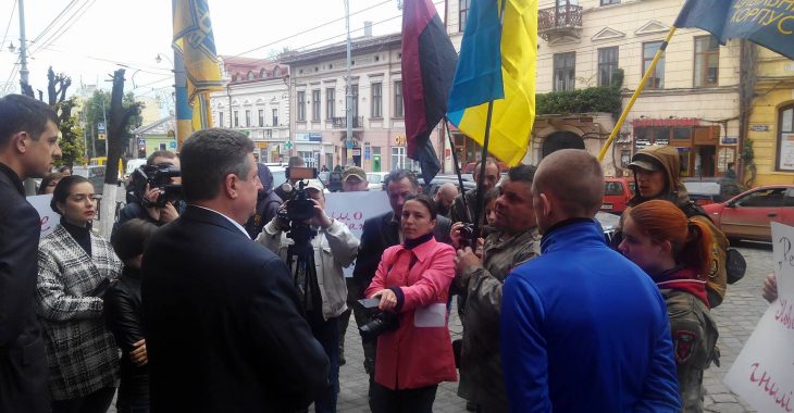 В Чернівцях активісти вимагали затримання водія, який збив комунальника В Чернівцях активісти вимагали затримання водія, який збив комунальника
